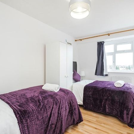 Spacious 3 Bed 1 Bath Hse W Guest Toilet W Parking Near Excel - E16 London Exterior photo