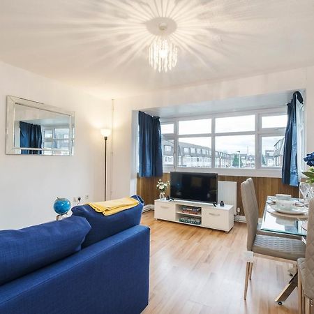 Spacious 3 Bed 1 Bath Hse W Guest Toilet W Parking Near Excel - E16 London Exterior photo