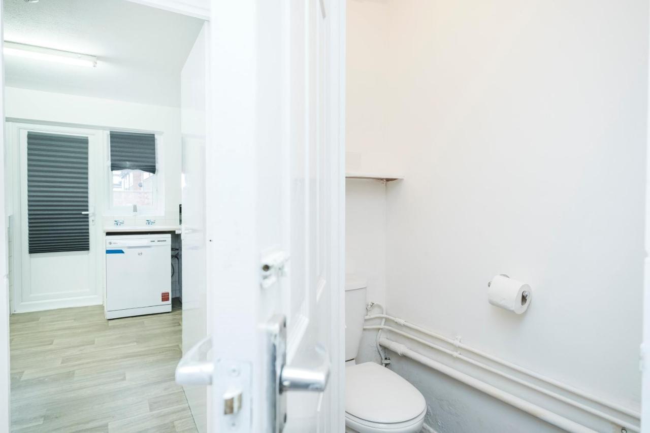 Spacious 3 Bed 1 Bath Hse W Guest Toilet W Parking Near Excel - E16 London Exterior photo