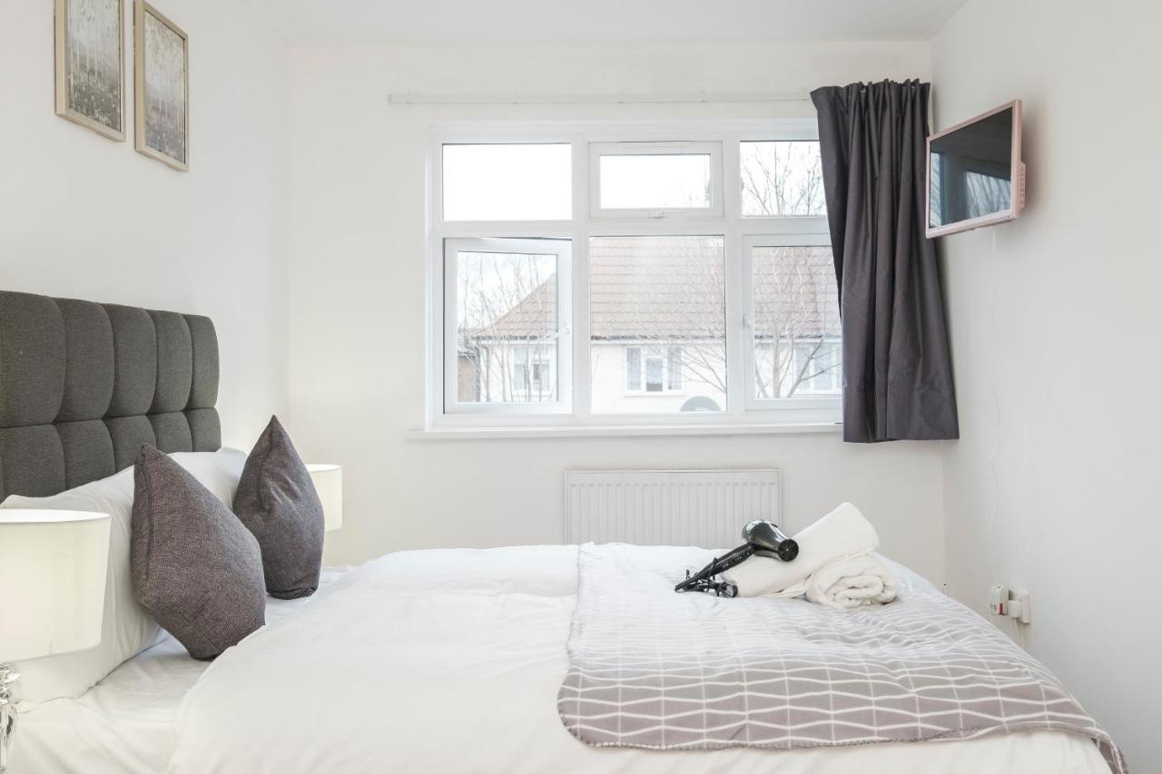 Spacious 3 Bed 1 Bath Hse W Guest Toilet W Parking Near Excel - E16 London Exterior photo