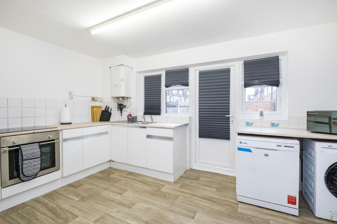 Spacious 3 Bed 1 Bath Hse W Guest Toilet W Parking Near Excel - E16 London Exterior photo